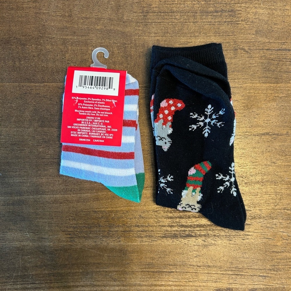 Holiday Christmas Winter Crew Socks - Black and Blue NWT - Picture 4 of 4
